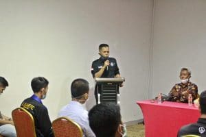Ketua ASKAB garut H.Amirudin Latif, saat memberikan sambutan pada acara pembukaan kursus pelatih Lisensi D Nasional. di Fave hotel