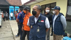 Wakil Walikota Bandung Turun Langsung Menyalurkan Bantuan Kepada Korban Banjir dan Longsor Cimanggung, Sumedang