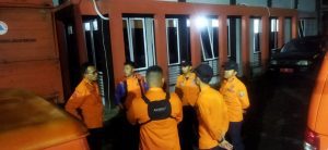 Badan Penanggulangan Bencana Daerah (BPBD) Kabupaten Garut menurunkan tim Bawah Kendali Operasi (BKO) ke Kabupaten Cianjur dalam upaya membantu proses evakuasi di lokasi bencana gempa di Kabupaten Cianjur, Senin malam (21/11/2022).
