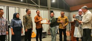 Prosesi penerimaan Penghargaan Best Practice SDGs Jabar Award 2022 yang diraih Kabupaten Garut dari Kepala BAPPEDA Jawa Barat, Sumasna, di Horison Green Forest Bandung, Selasa (20/12/2022).