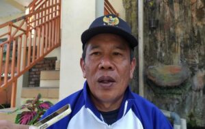 Kades Karyajaya (Mamat Hidayt) Pengukuhan dan pelepasan atlet :
Semua Kades di Bayongbong Jadi Ayah Angkat Atlet Porkab Garut