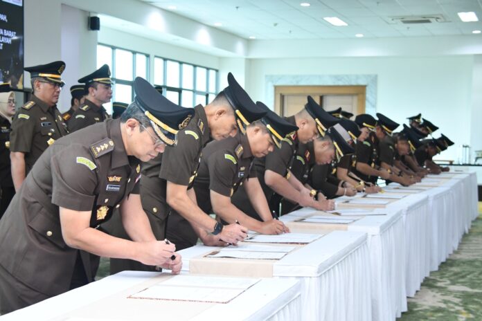 Kajati Jabar Katarina Endang Sarwesti Lantik Wakajati dan 16 Pejabat Eselon 3 di Wilayah Hukum Kejaksaan Tinggi Jawa Barat